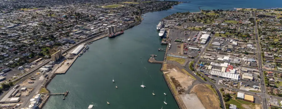 AAL Melbourne engaged to salvage wrecked tugs from Port of Devonport